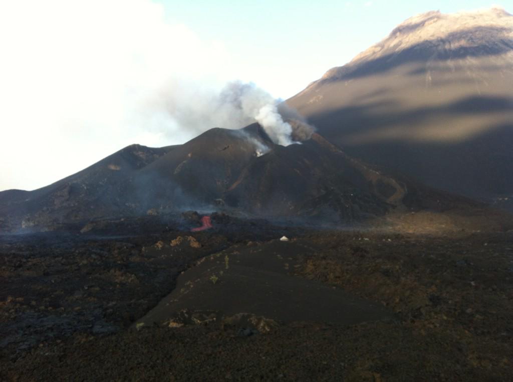 Extreme close up of the Fogo volcano eruption, status update B4W6n9uCcAARSuR