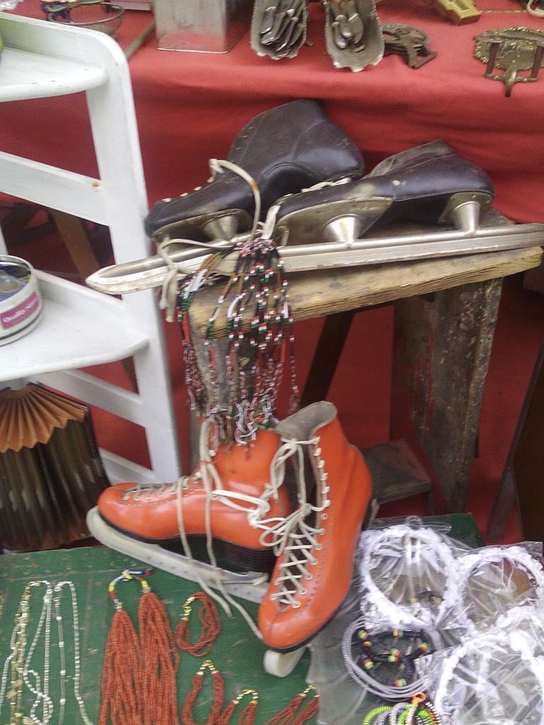 FraBogianen's tweet photo. Oggi al #Balon ricchezza e meraviglia! #brocante #vintage #handcraft con #turin #natale http://t.co/PeLPfPBMib