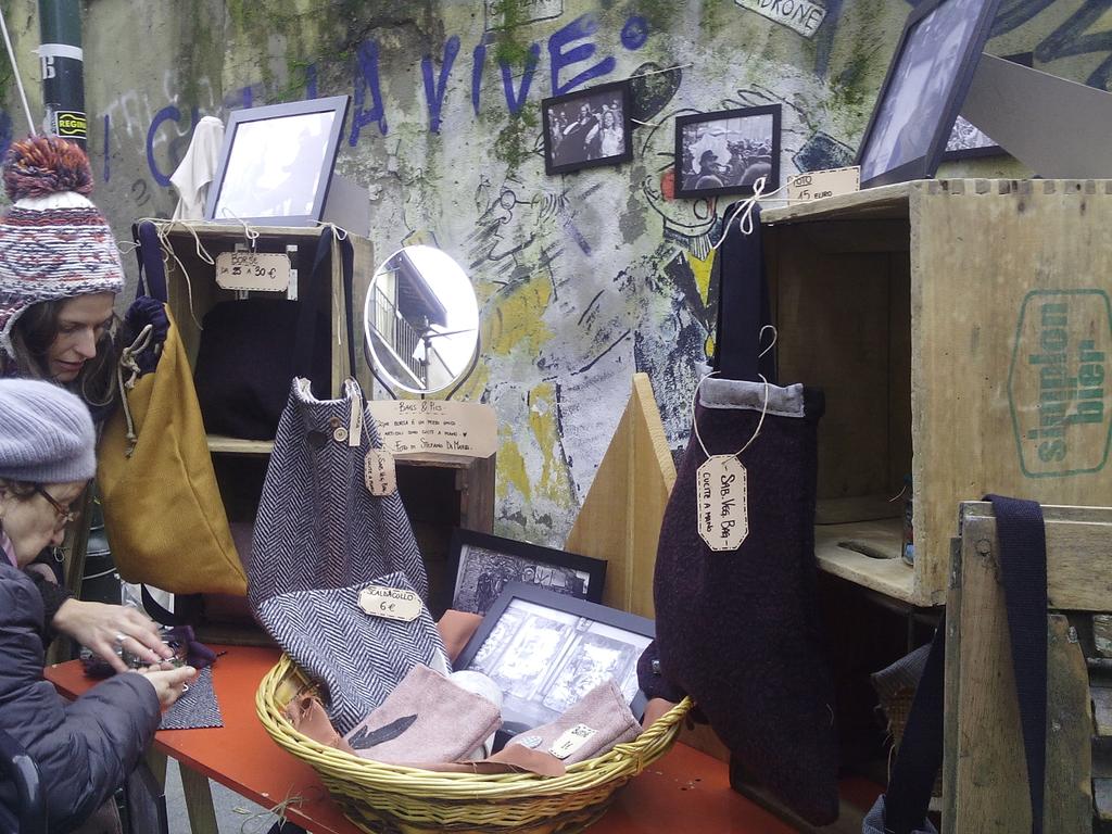 FraBogianen's tweet photo. Oggi al #Balon ricchezza e meraviglia! #brocante #vintage #handcraft con #turin #natale http://t.co/PeLPfPBMib