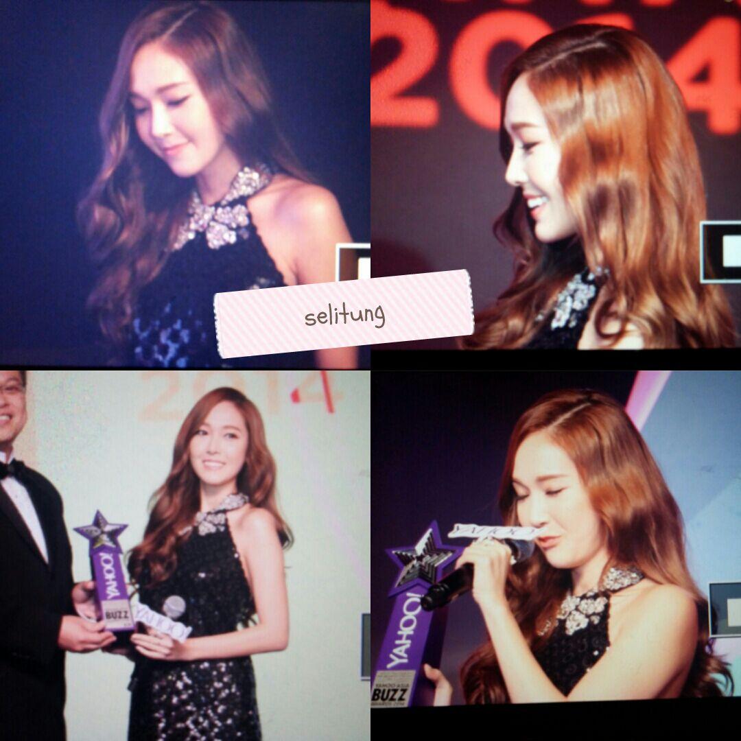 [PIC][07-12-2014]Jessica khởi hành đi Hồng Kông để tham dự "Yahoo Asia Buzz Award 2014" vào sáng nay B4WCog6CUAArl5O