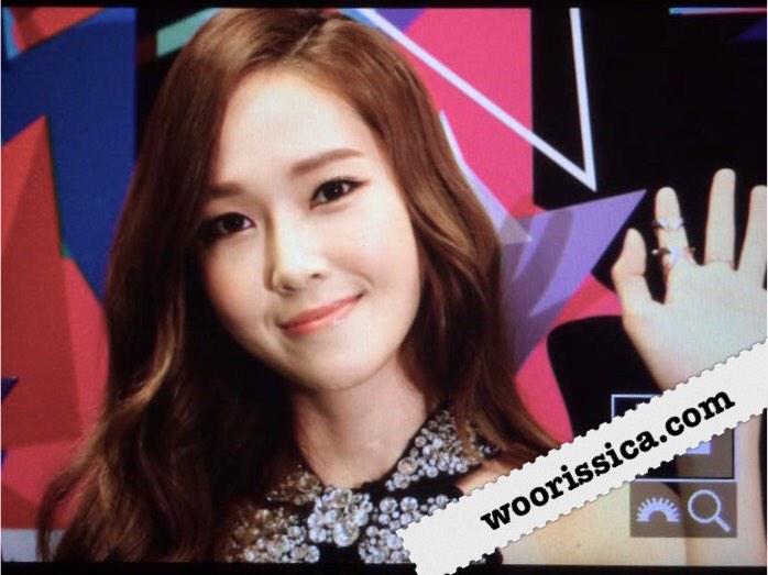 [PIC][07-12-2014]Jessica khởi hành đi Hồng Kông để tham dự "Yahoo Asia Buzz Award 2014" vào sáng nay B4WE5HxCMAAr2rk