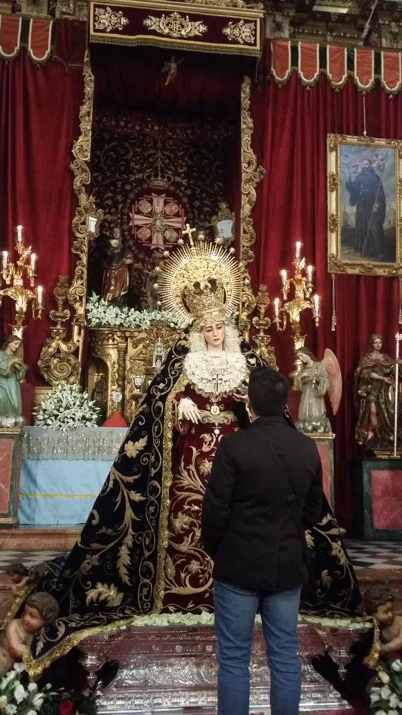 ElCostalorg's tweet photo. Continua el besamanos de la V. Del Subterraneo de @LaCenaSevilla en horario de tarde en los Terceros. http://t.co/Hl6LnmB2VA