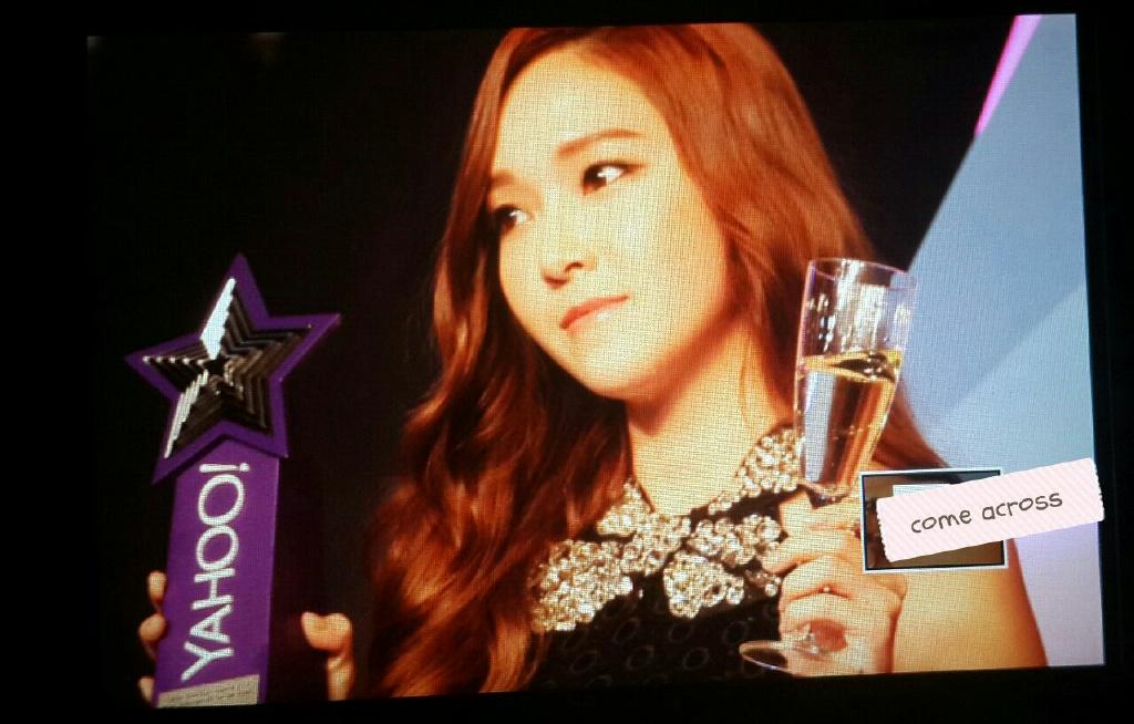 [PIC][07-12-2014]Jessica khởi hành đi Hồng Kông để tham dự "Yahoo Asia Buzz Award 2014" vào sáng nay B4WFDVeCcAATzb_