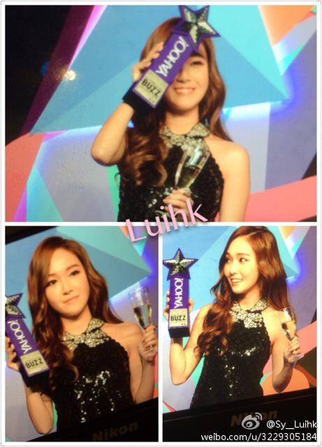 [PIC][07-12-2014]Jessica khởi hành đi Hồng Kông để tham dự "Yahoo Asia Buzz Award 2014" vào sáng nay B4WFMUGCEAA3wvm