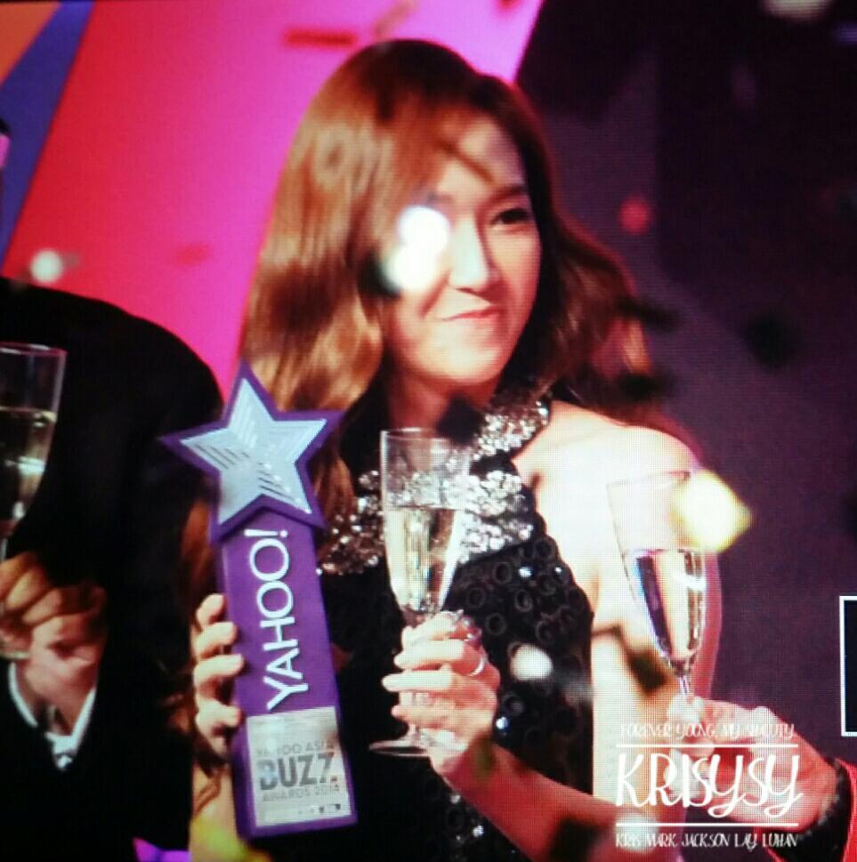 [PIC][07-12-2014]Jessica khởi hành đi Hồng Kông để tham dự "Yahoo Asia Buzz Award 2014" vào sáng nay B4WFxOZCYAMSmlp