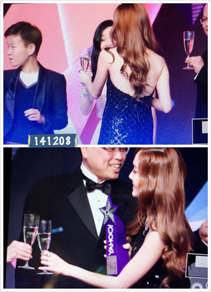 [PIC][07-12-2014]Jessica khởi hành đi Hồng Kông để tham dự "Yahoo Asia Buzz Award 2014" vào sáng nay B4WGEKXCUAAr6je