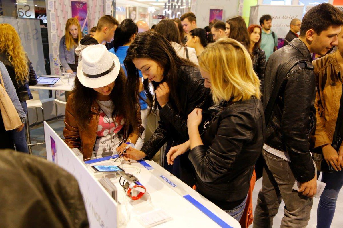 SamsungRomania's tweet photo. #HourOfCode pe tabletele Samsung în AFI Palace Cotroceni.-->   http://t.co/24ylF8YrDd  @HourOfCode @HourofCodeRo http://t.co/edkyEA66j4