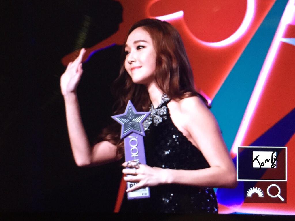 [PIC][07-12-2014]Jessica khởi hành đi Hồng Kông để tham dự "Yahoo Asia Buzz Award 2014" vào sáng nay B4WHq1xCMAAK7DG