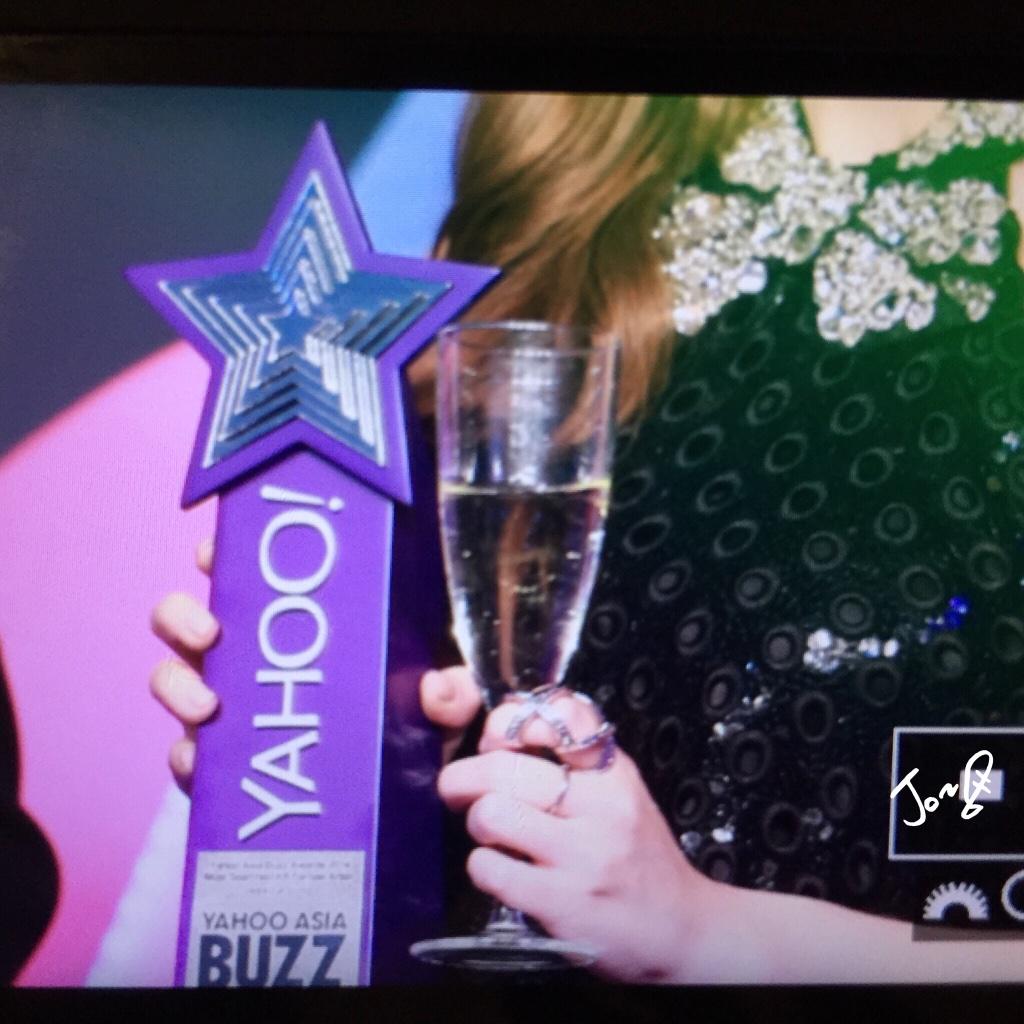 [PIC][07-12-2014]Jessica khởi hành đi Hồng Kông để tham dự "Yahoo Asia Buzz Award 2014" vào sáng nay B4WHq8tCUAANRly