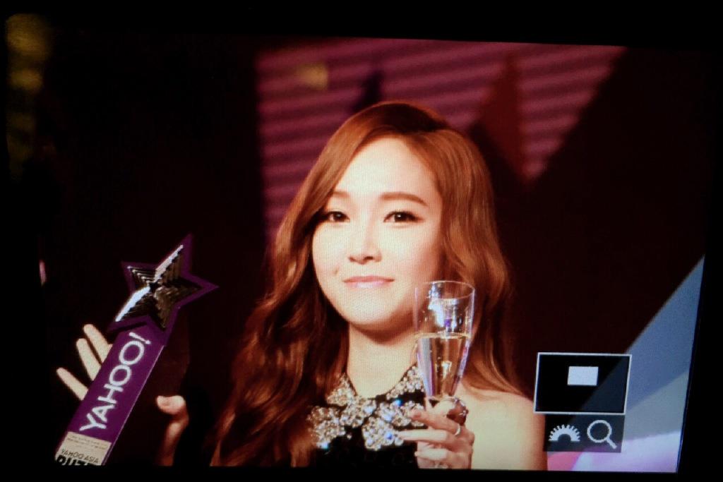 [PIC][07-12-2014]Jessica khởi hành đi Hồng Kông để tham dự "Yahoo Asia Buzz Award 2014" vào sáng nay B4WIG1TCcAAMHv3