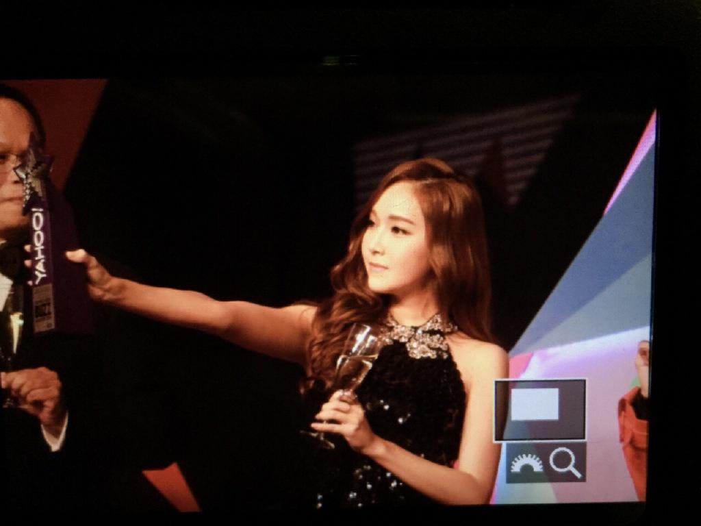 [PIC][07-12-2014]Jessica khởi hành đi Hồng Kông để tham dự "Yahoo Asia Buzz Award 2014" vào sáng nay B4WIHO7CEAIh8Nf