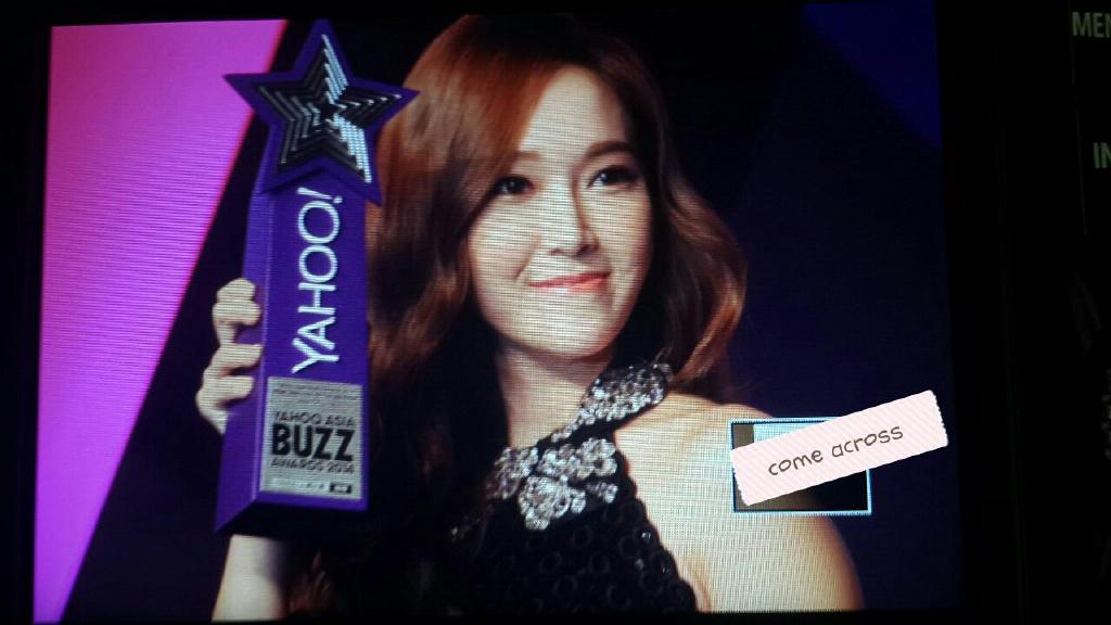 [PIC][07-12-2014]Jessica khởi hành đi Hồng Kông để tham dự "Yahoo Asia Buzz Award 2014" vào sáng nay B4WJRaXCMAAMQeK