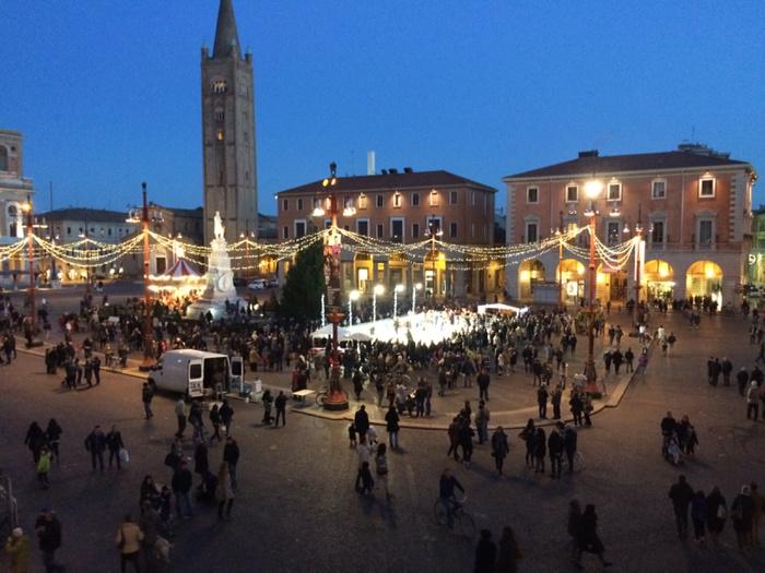 #Forli accensione luci natalizie. Buone feste! <a href="/davidedreifo/">Davide Drei</a>