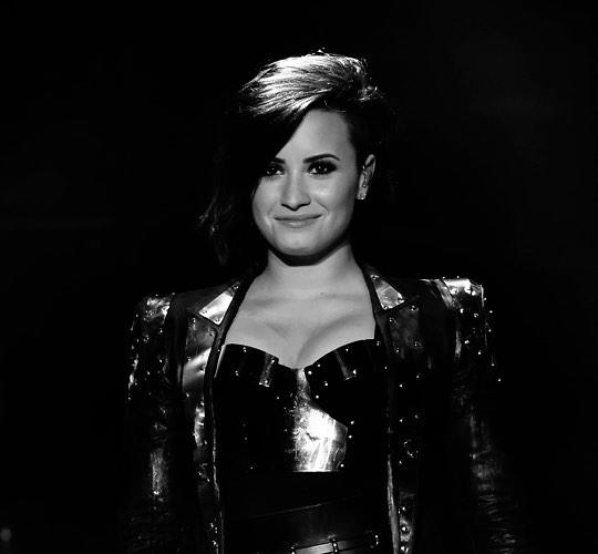 lovatoxcamilax's tweet photo. @TheBoxTV DEMI LOVATO - neon lights / heart attack / really don't care and give your heart a break #boxrequests http://t.co/gvMu4Jgtyx
