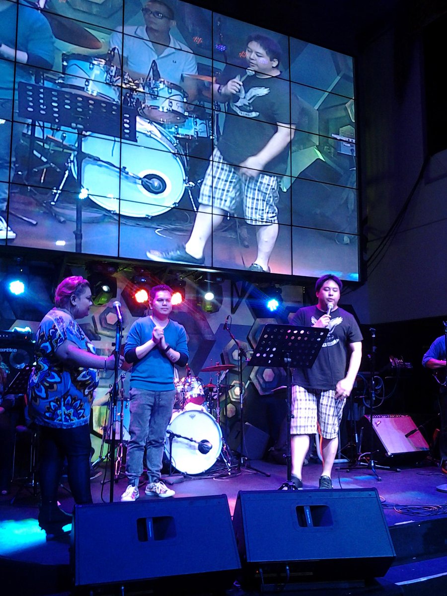 KPub_BBQ's tweet photo. There's no bad weather to make him stop singing with Fat Session.. Thanks a lot Sir Lawrence! http://t.co/MHr2vI4ngQ