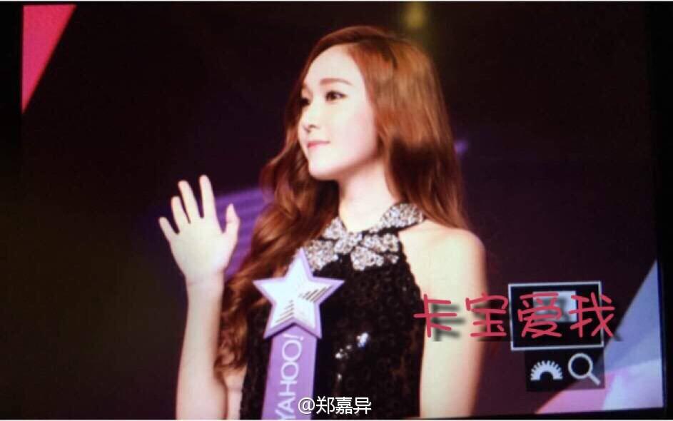 [PIC][07-12-2014]Jessica khởi hành đi Hồng Kông để tham dự "Yahoo Asia Buzz Award 2014" vào sáng nay B4WLZy3CEAAiiMn