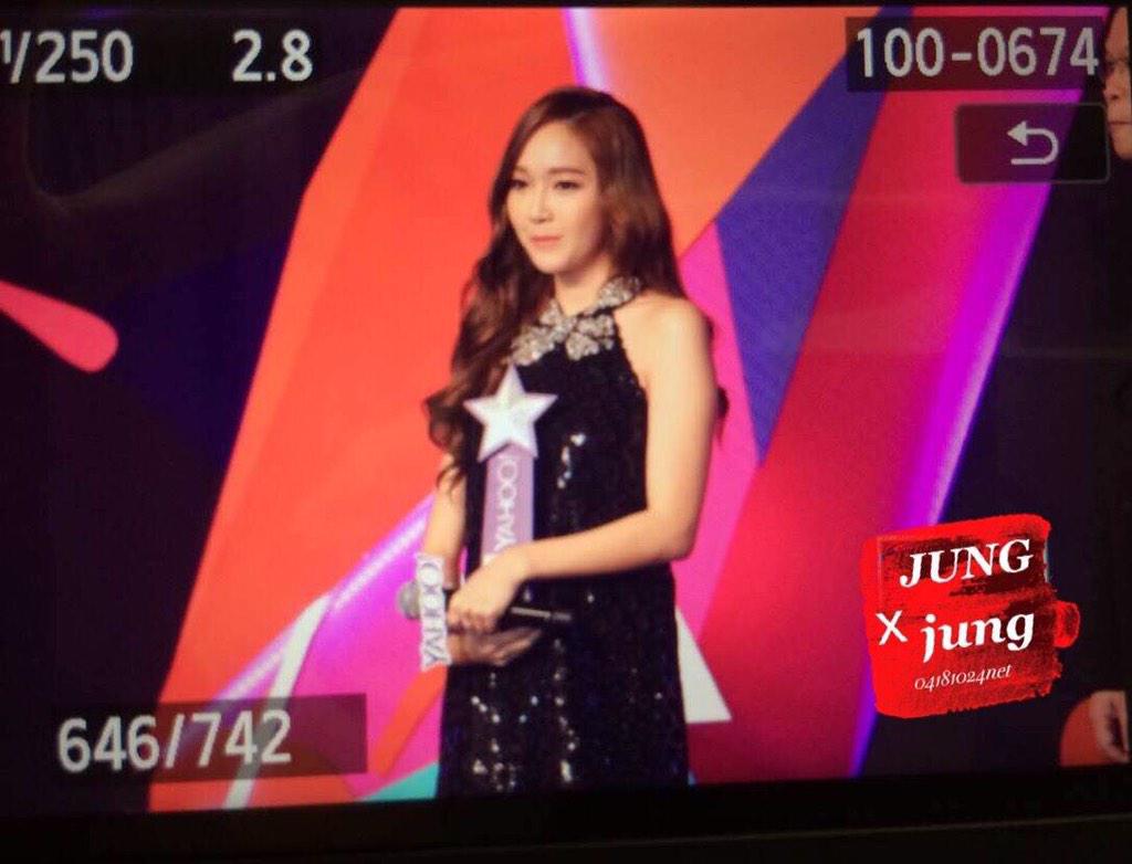[PIC][07-12-2014]Jessica khởi hành đi Hồng Kông để tham dự "Yahoo Asia Buzz Award 2014" vào sáng nay - Page 2 B4WMUPmCQAAPp3y