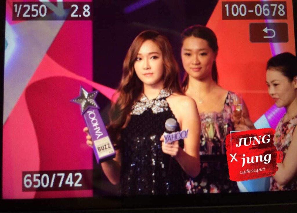 [PIC][07-12-2014]Jessica khởi hành đi Hồng Kông để tham dự "Yahoo Asia Buzz Award 2014" vào sáng nay - Page 2 B4WMUXBCQAAC4np