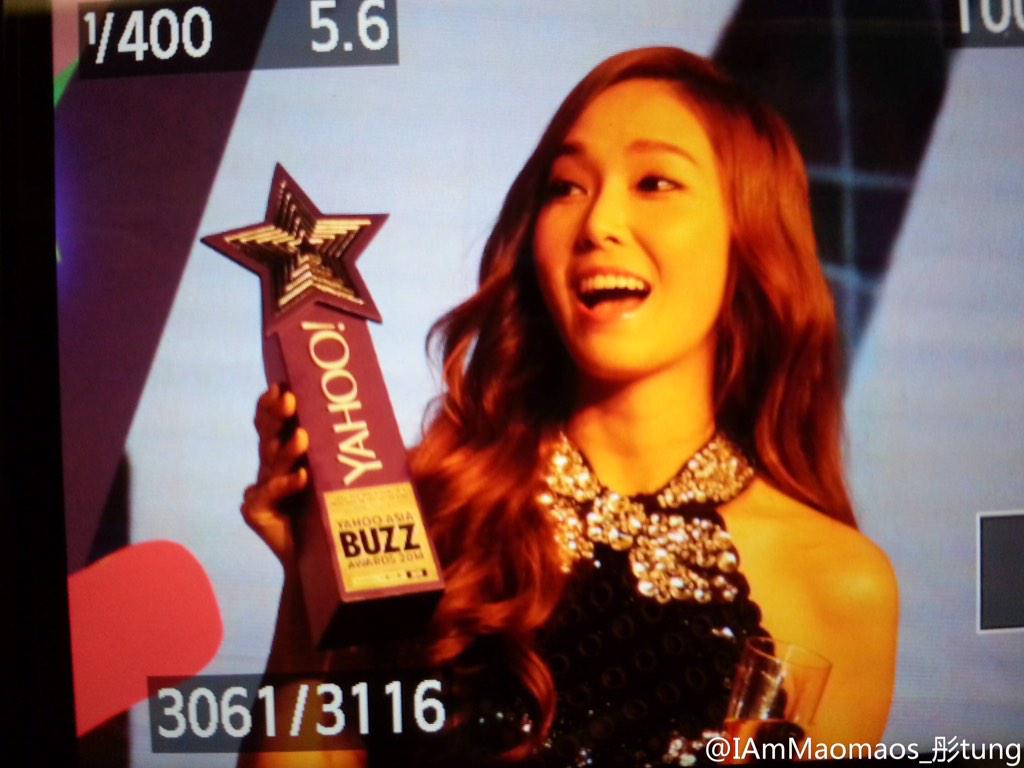 [PIC][07-12-2014]Jessica khởi hành đi Hồng Kông để tham dự "Yahoo Asia Buzz Award 2014" vào sáng nay - Page 2 B4WNtjhCQAAX2ss