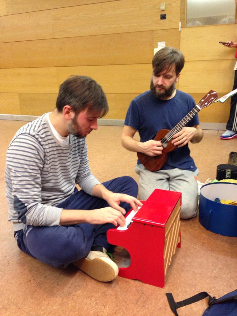 voadorateatro's tweet photo. Ensaiando #tokio3
para #huesca el viernes 12 a las 21:00h en el palacio de congresos. http://t.co/m5UykJBARI