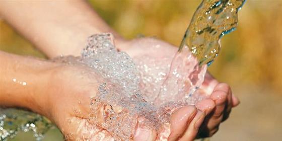 LANACION's tweet photo. Agua: un derecho humano al que no todos acceden y es sinónimo de pobreza http://t.co/1ja0pB2JPW http://t.co/soH6n3H0U1