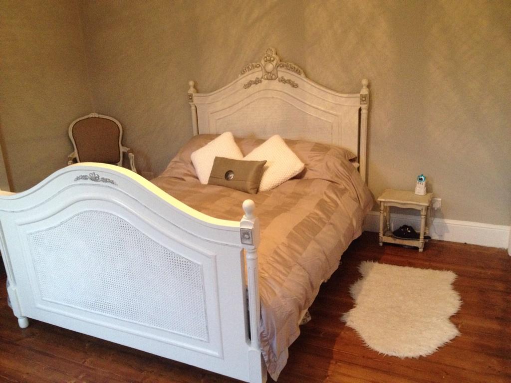 NettletonLee's tweet photo. Stunning bed in the master bedroom, thanks to the lovely jules &amp; scott for letting us loose on their beautiful stuff! http://t.co/iWEZ6t38aP