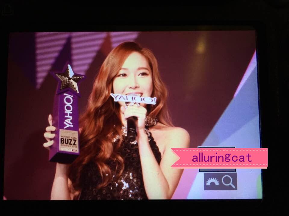alluringcat's tweet image. #Jessica #JessicaJung 141208 Yahoo Asia Buzz Award preview part1