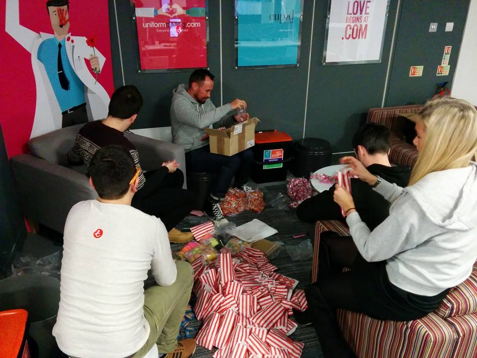 gettangle's tweet image. Packing some fetching sweetie bags for Strathclyde tomorrow. Come by &amp;amp; get free goodies! #MeetMeOnTangle