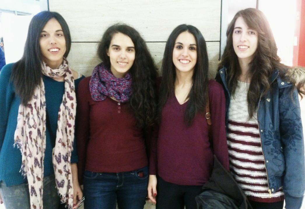evusa91's tweet photo. ¡Nos ha faltado tiempo para ir de compras! #sersis #requetesersis @Marta_Calv0 @Ana_dela_Fuente @PilarM_97 http://t.co/Ui6KqPPaRM
