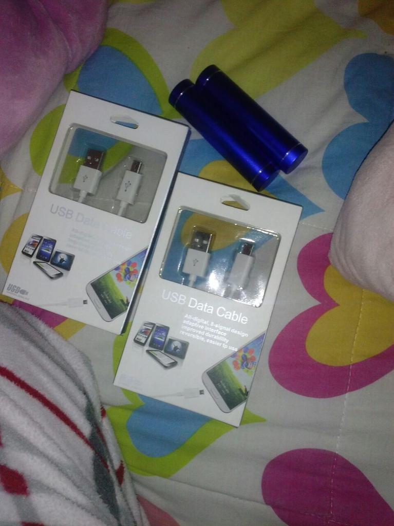 ReplicasmovilGM's tweet photo. En STOCK!! 2 Baterias externas de 2600mAh, aptas para todo tipo de móviles por sólo 15€. @CondondeJaen #Rt #Gracias http://t.co/CdcqQk0cPl