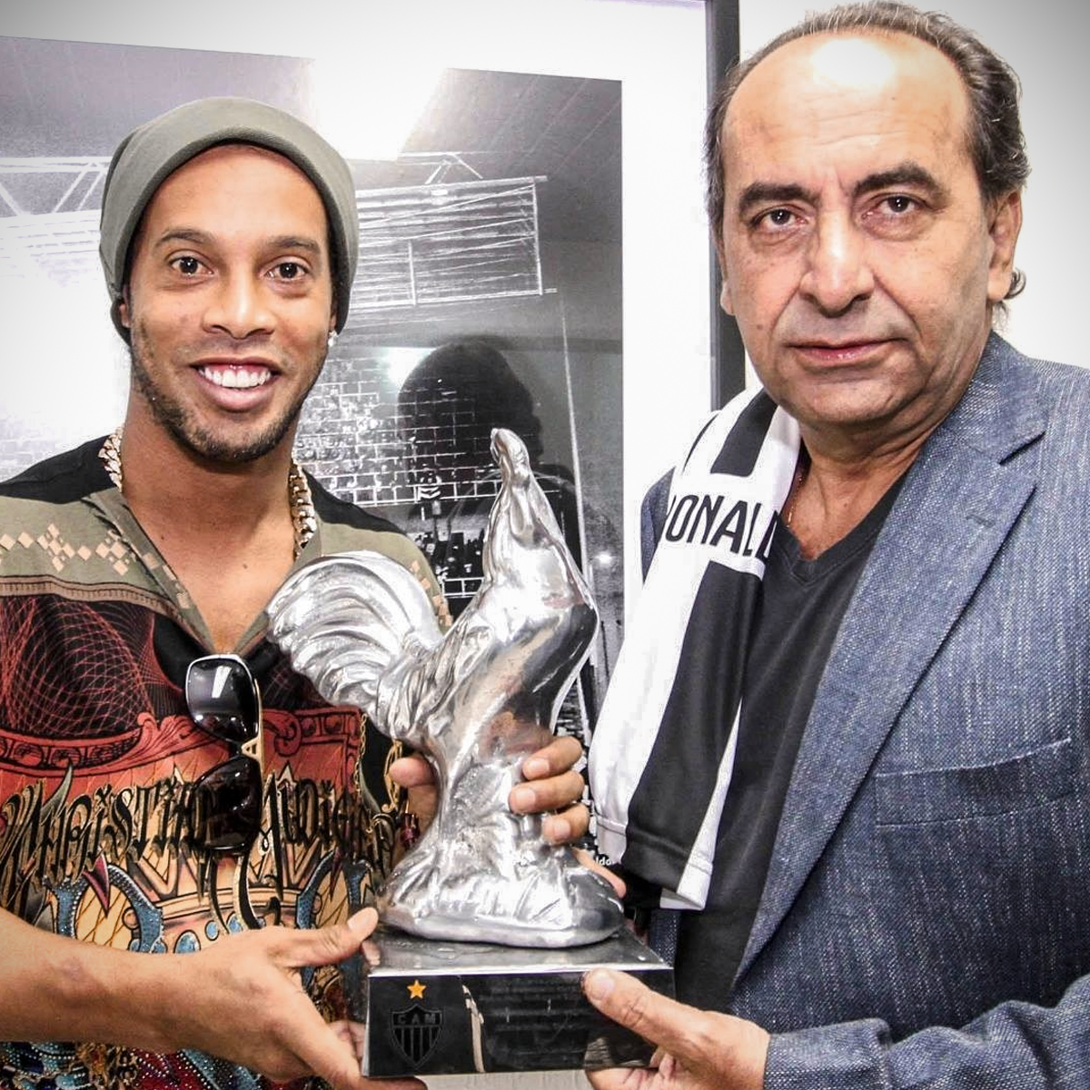 10Ronaldinho's tweet photo. Melhoras meu presidente @alexandrekalil ! Com certeza foi só um susto! Fique bem logo! Grande abraço http://t.co/ihaoJz9IsV