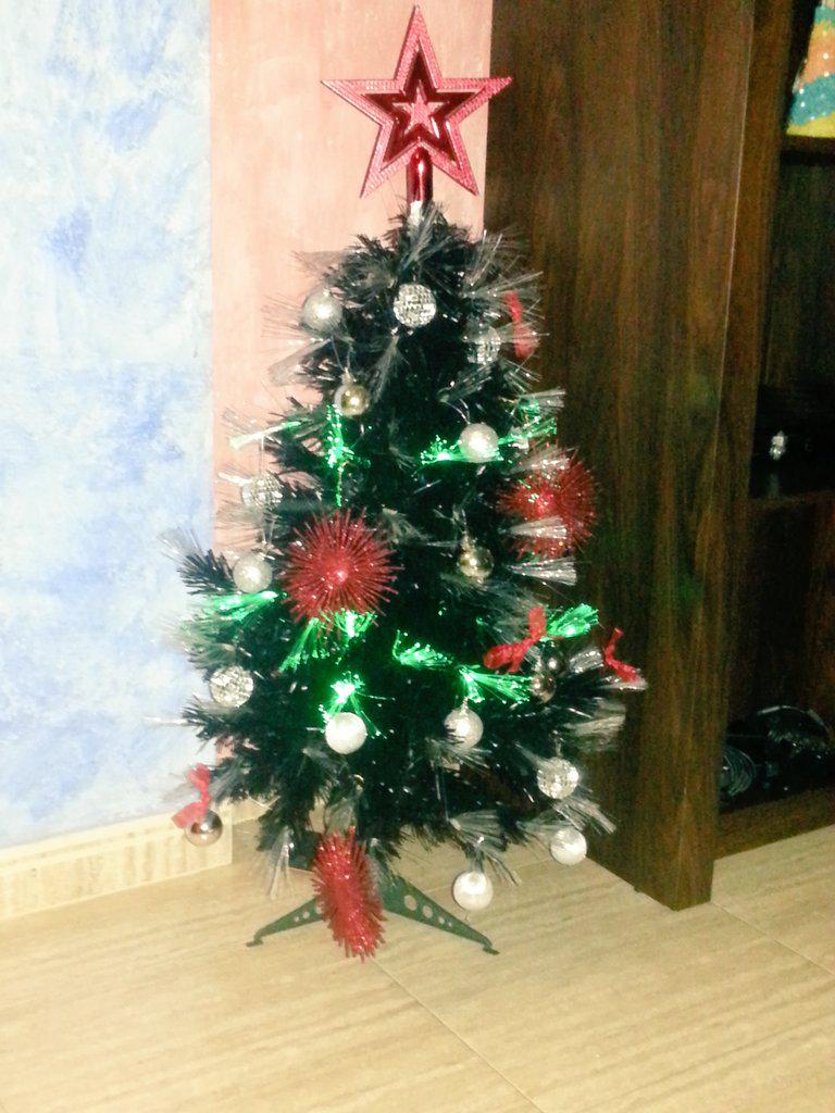Cris_dg_'s tweet photo. Y ya tenemos montado nuestro arbol de navidad en casita... que nos traeran los reyes @foscaza ... http://t.co/XkG5R2yunB