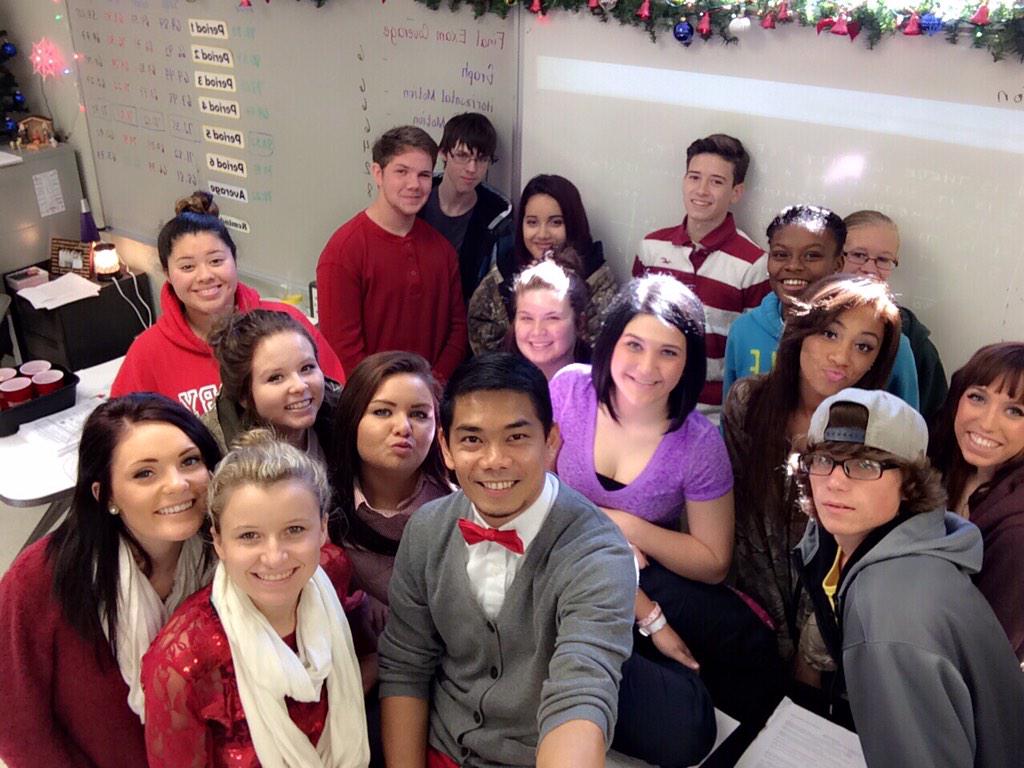sirkim05's tweet photo. #Christmas with 5th period! #physics #Rm201 http://t.co/Qv7DCt4EgO