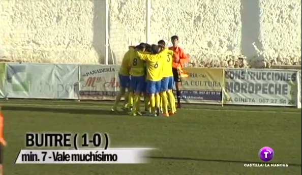 DeportesCMM's tweet photo. RT si crees que el gol de @Buitre_7 para el @SportingGineta es el mejor de la jornada  http://t.co/TZCR69m6u4 http://t.co/HgLwqlgBu5