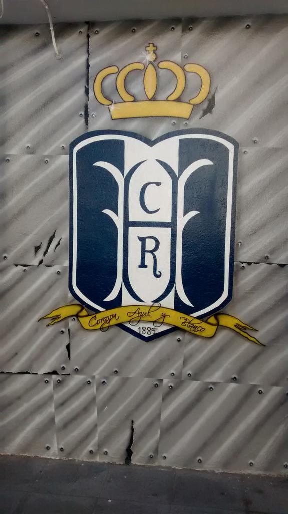 HuelvaOpina's tweet photo. Grandisimo el escudo del @recreoficial en la fachada de la peña el milenio en Perez Cubillas - #Huelva - http://t.co/m98nizfOcH