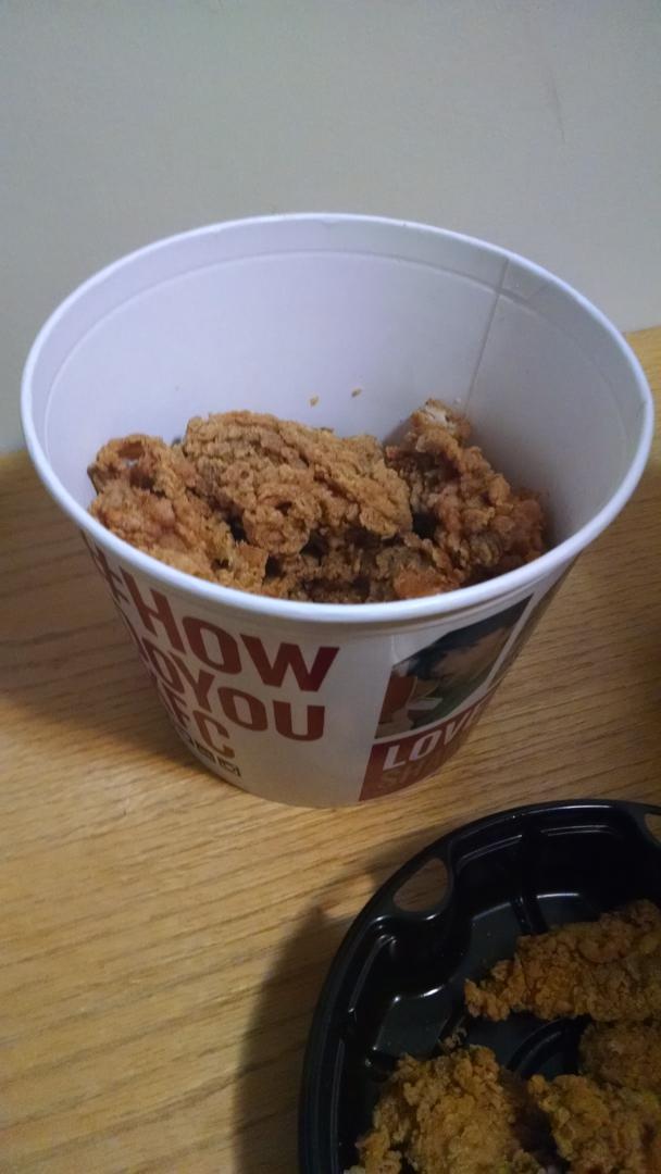 HC_Den's tweet photo. #BucketOChicken kind of night. http://t.co/ajFpYKB3YW