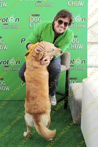 FanDaniArenas's tweet photo. #FOTOS4 Asi de bello posó nuestro @DanArenas cn #Samantha en @Purina_DogChow http://t.co/tC4DjjbVRq @fansDaniArenas http://t.co/GKbzqP23P0