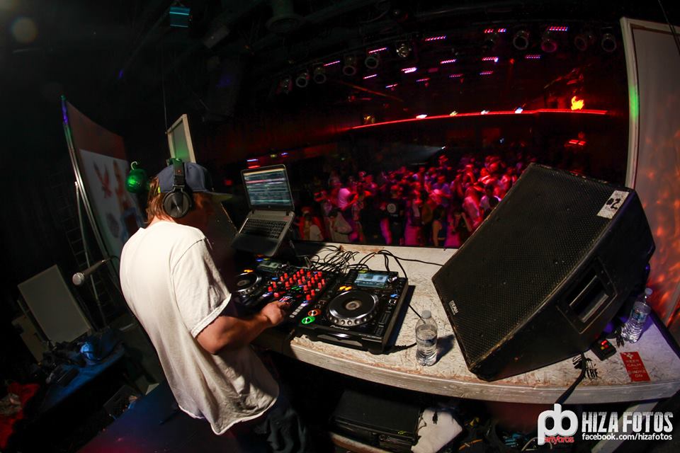 BrainFunkMusic's tweet photo. 👏 Droppin bass on Spokane at the Herobust show! #Brainfunk #bass #Spokane #swaxx #pioneer #cdjs #herobust #rage http://t.co/INoo5FUl58