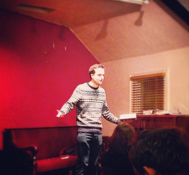 CAROLAU YN Y CWPS! @GwilymapAlun yn rhannu y gwahaniaeth rhwng Iesu a Sion Corn! #Ioan3.16