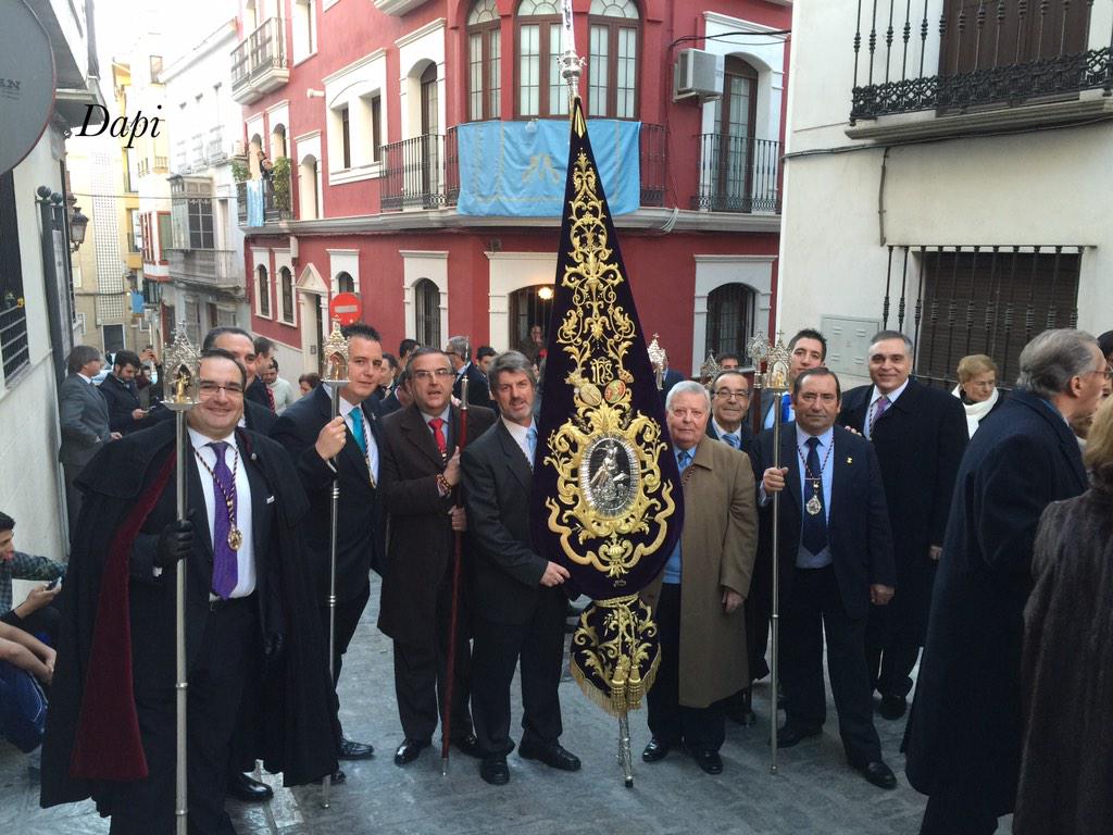 JesusNazarenopg's tweet photo. Hermanos de nuestra junta acompañando a nuestra Patrona @GJdelaPurisima http://t.co/dKxiSJPae0