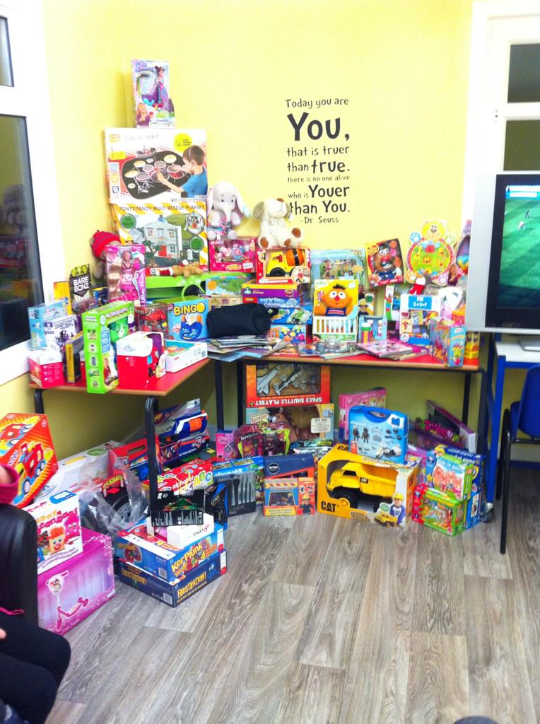 EmmaMac25's tweet photo. Works amazing effort for @northsound1 @NSCashforKids #missionchristmas ❤️🎁 @lill1980 http://t.co/ld6O8n7Z1i
