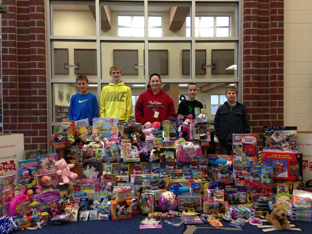 JamesRVoelz1's tweet photo. Doe Creek students donated 100's of toys for the Toys for Tots program. Our students are amazing. #cultureofkindess http://t.co/JryhRyX2O5