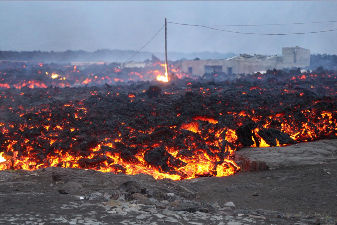 Extreme close up of the Fogo volcano eruption, status update B4XJtb4CcAAGRje