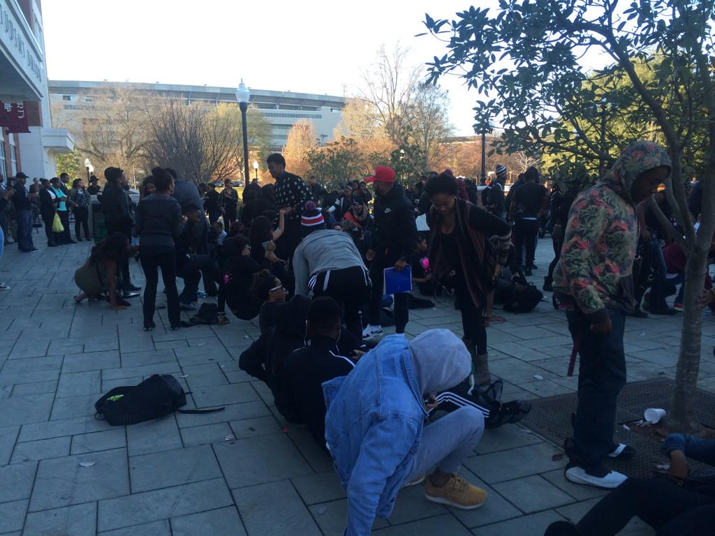 SFreePress's tweet image. Perry tells crowd to help their neighbors back to their feet #AllLivesMatter #MSUdiein