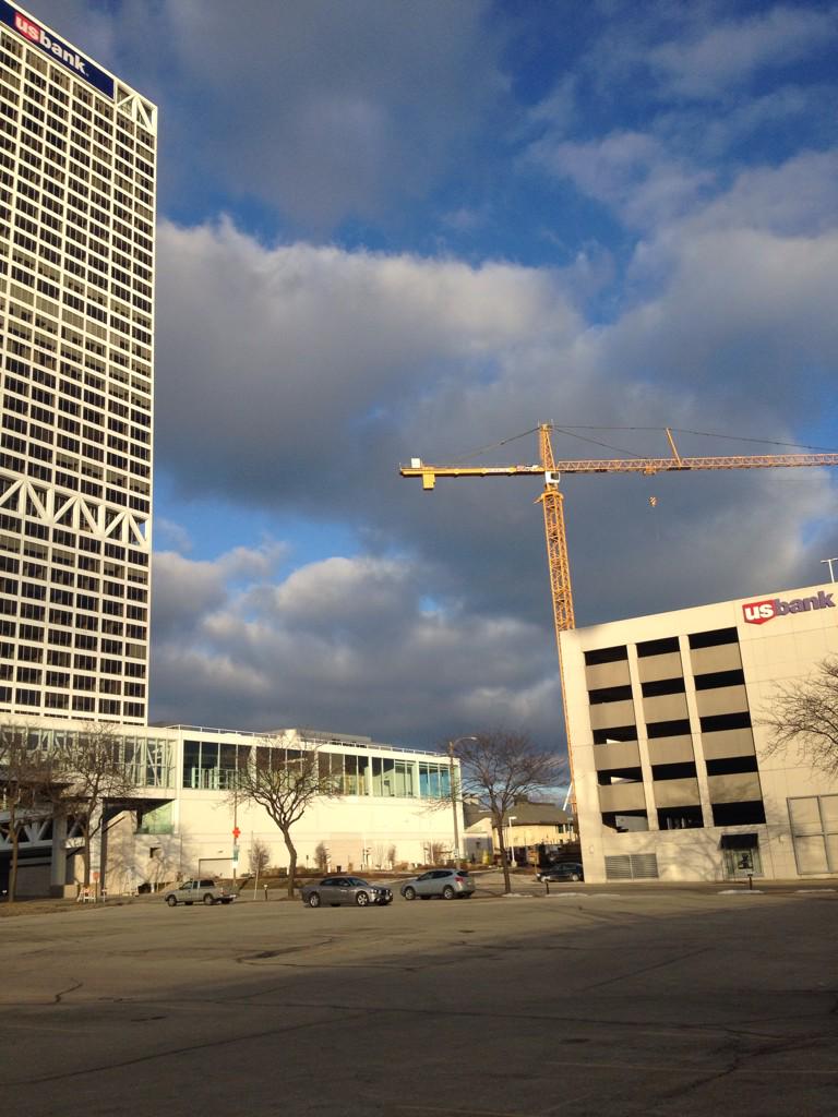 han_bauer's tweet photo. @uwaos100_2014 Cumulonimbus clouds in downtown Milwaukee over the weekend #HaBau http://t.co/VRuk5kbOuh