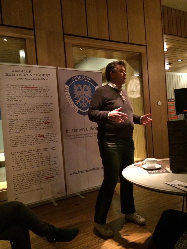 MediationArnhem's tweet photo. @EmileRatelband s bijdrage tijdens @scheidingscafe026 zet professionals aan het denken. http://t.co/FBXjVWxZQm