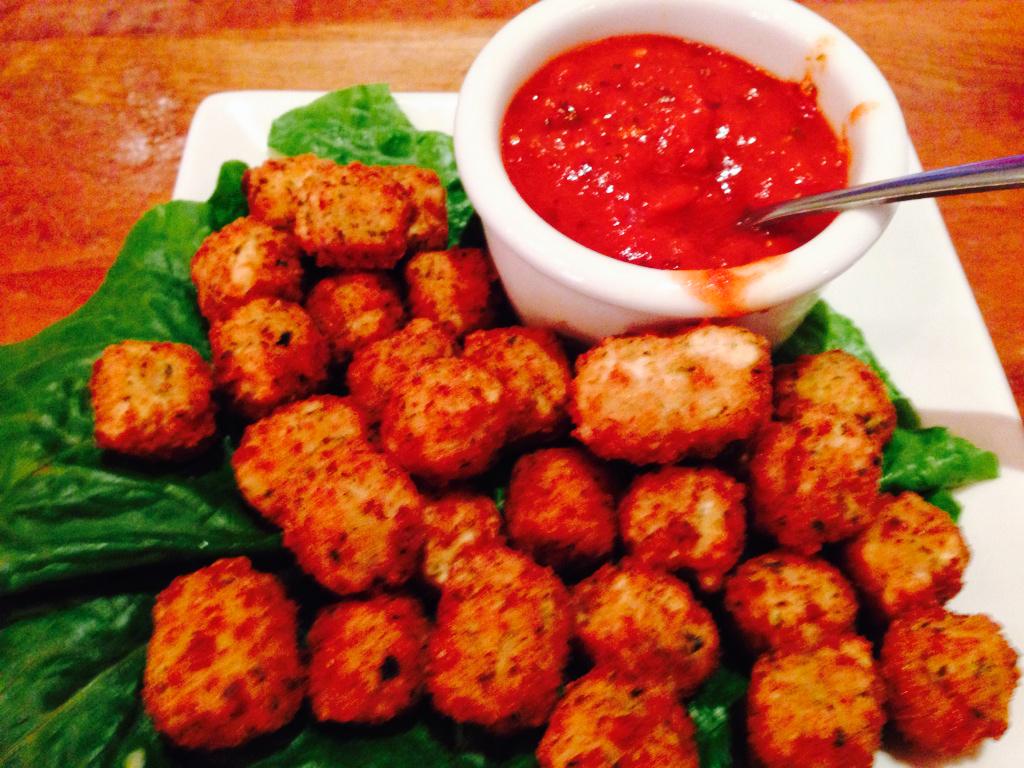 LouMalnatis's tweet photo. #omnomnom RT @GemV7: @ChooseChicago @vickielela @LouMalnatis
And start out w/ the yummy Cheese Cubes!!
#MyFaveApp๐๐ http://t.co/q0o30trCZk