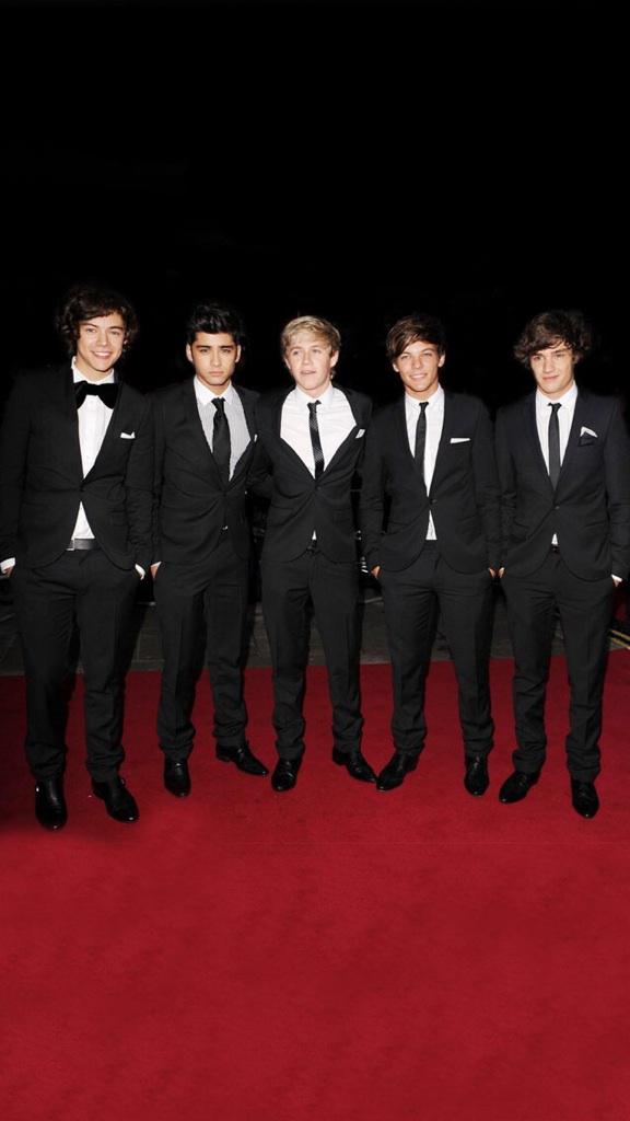 That moment where you see your the only one not wearing a tie ( Harry )