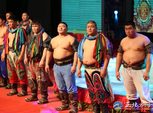 くまつか Ty Suke モンゴル相撲の衣装って良いですよね笑 Http T Co F9r6aa642r Twitter