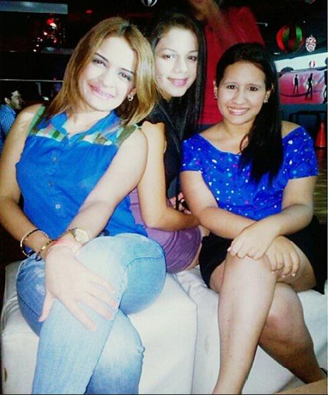 AnyiCastro_'s tweet photo. la mejor noche con mis niñas, Presidenta a usted todo le queda bien jaja. @katherineLM_ @geiskelrios ♥ #Rollertecclub http://t.co/tNJr3ZWnDV
